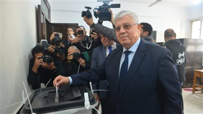 بالصور.. د. أيمن عاشور وزير التعليم العالي يدلي بصوته في الانتخابات الرئاسية بالتجمع الخامس
