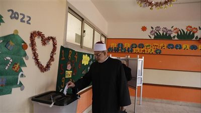 وكيل الأزهر يدلي بصوته بمدينة الشروق