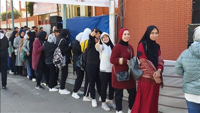 شاشات عرض ومكبرات صوت أمام اللجان الانتخابية بالهرم والعمرانية