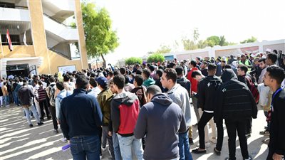 صور.. إقبال غير مسبوق أمام اللجان الانتخابية بقنا 