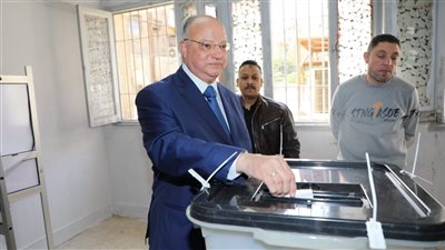 محافظ القاهرة يدلي بصوته في انتخابات رئاسة الجمهورية 