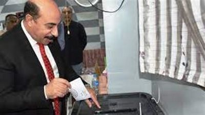 محافظ أسوان يدلى بصوته بلجنة الوافدين ويتابع سير سير العملية الانتخابية