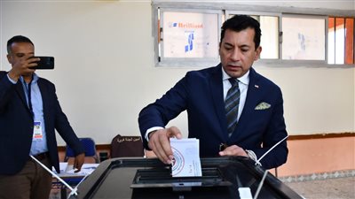 وزير الشباب والرياضة يدلي بصوته في الانتخابات الرئاسية