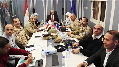 محافظ أسوان يتابع سير العملية الإنتخابية من داخل مركز سيطرة الشبكة الوطنية