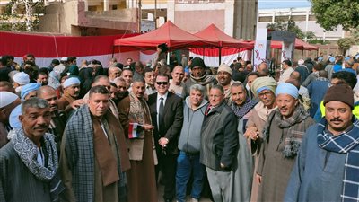 عمال النقابة العامة للصناعات الغذائية يتوافدون على لجان الانتخابات الرئاسية بالمحافظات