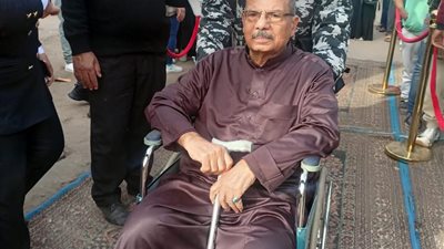 رجال الشرطة يساعدون كبار السن في اللجان الانتخابية بالشرابية