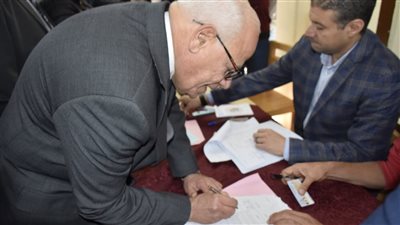 محافظ بورسعيد يدلي بصوته في الإنتخابات الرئاسية