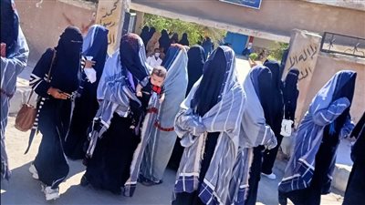 المرأة وكبار السن وذوي الهمم فى مقدمة طوابير المشاركين بالانتخابات الرئاسية بمطروح.. صور 