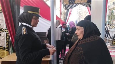 الشرطة النسائية تساعد الناخبات وكبار السن للمشاركة فى الانتخابات
