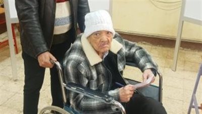 على كرسي متحرك.. معمر يشارك في الانتخابات الرئاسية بسوهاج 