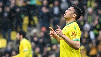 مصطفى محمد يُحرج المحترفين المصريين السابقين بالدوري الفرنسي