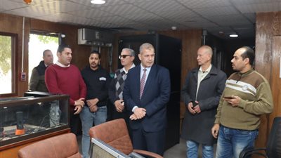 رئيس مياه الفيوم يتفقد سير العمل داخل غرفة العمليات الخاصة بالانتخابات الرئاسية 