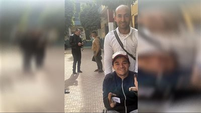 بطل أفريقيا لسباحة ذوي الاعاقة يدلي بصوته فى الانتخابات الرئاسية