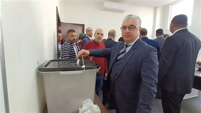 رئيس اقتصادية قناة السويس يدلي بصوته في العاصمة الإدارية