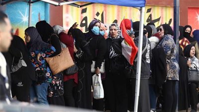 إقبال شديد من السيدات أمام اللجان الانتخابية بالدقي للإدلاء بأصواتهن