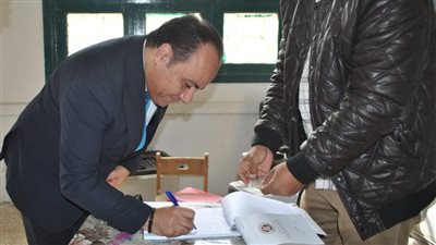 وكيل صحة سوهاج يدلي بصوته في الاستحقاق الرئاسي بلجنة الوافدين 