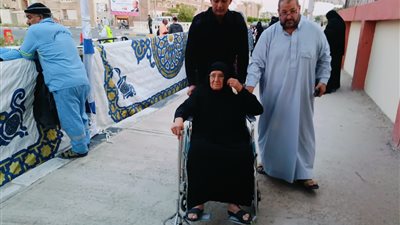 الشرطة تساعد سيدة قعيدة في الإدلاء بصوتها بلجنة علي مبارك بطور سيناء 