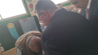 محافظ البحر الأحمر يدلي بصوته في لجنة مدرسة رجاك بالغردقة