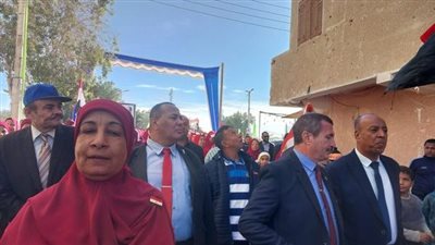 حشود للعاملين بقطاع تعليم الوادي الجديد للمشاركة في الإدلاء بأصواتهم بلجان الاقتراع