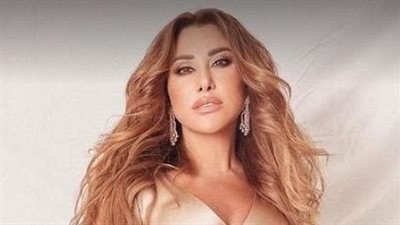 نجوى كرم شباب بالأوف شولدر الذهبي 