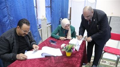 وكيل تعليم الوادي الجديد يدلى بصوته فى الانتخابات الرئاسية بلجنة الوافدين بالخارجة