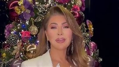 نوال الزغبي تستوحي إطلالتها من شجرة الكريسماس