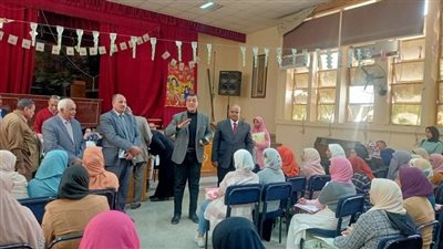 وكيل تعليم قنا يتابع تسليم عقود التعيين للمعلمين الجدد 