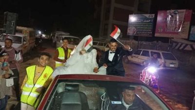 عروسان يدليان بأصواتهما فى الانتخابات الرئاسية بقنا 