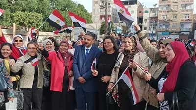 مدير تعليم نجع حمادي يتقدم مسيرة حاشدة للمقار الانتخابية