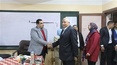 خلال الفترة المسائية.. محافظ الوادي الجديد يتفقد عدد من اللجان الانتخابية بالخارجة