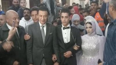 بملابس الإحرام والزفاف.. مواطنون لم تمنعهم الظروف عن آداء واجبهم الوطني 