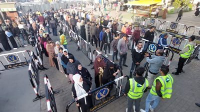 في اليوم الثاني.. توافد مكثف للمواطنين على المقار الانتخابية بالقاهرة قبل ساعتين من بدء التصويت (صور)