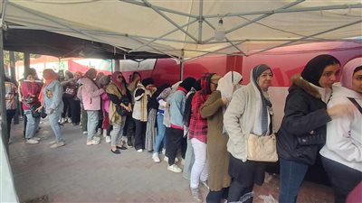 بالطوابير.. السيدات يتصدرن المشهد بثاني أيام الانتخابات الرئاسية في الدقي