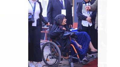 بالصور.. سيدة معمرة على كرسي متحرك تحرص على الإدلاء بصوتها في الانتخابات بشبرا  