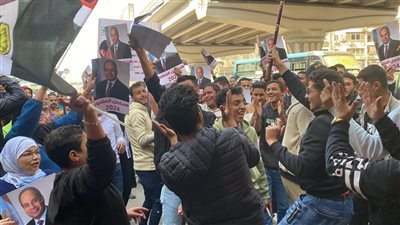 وصلة رقص وزغاريد للشباب والسيدات أمام اللجان فى اليوم الثانى من انتخابات الرئاسة ٢٠٢٤