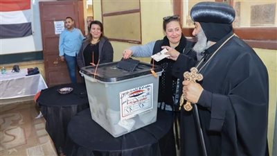 أسقف شبين القناطر يدلي بصوته في الانتخابات الرئاسية