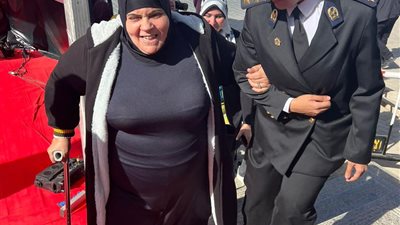 الشرطة النسائية تساعد كبار السن خلال إدلائهم بأصواتهم في الانتخابات الرئاسية (صور)