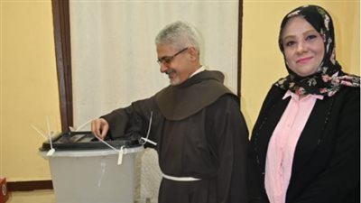 الأب بطرس دانيال يدلي بصوته في الانتخابات الرئاسية.. صور 