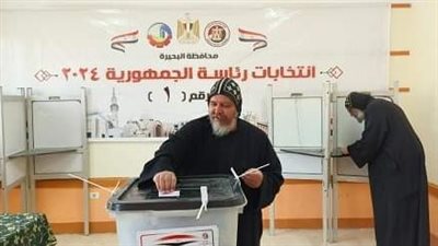 أسقف دير القديس يحنس والرهبان يدلون بأصواتهم في الانتخابات الرئاسية.. صور