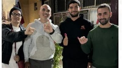 نائب رئيس التجديف وعائلته يدلون بأصواتهم في الانتخابات الرئاسية