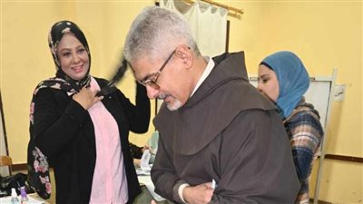  الانتخابات الرئاسية .. رئيس المركز الكاثوليكي للسينما بطرس دانيال يدلي بصوته في عابدين.. صور  