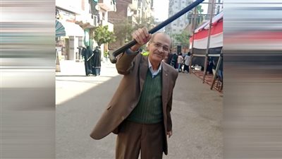 استاذ متفرغ بكلية الطب يرقص بالعصا أمام اللجنة الانتخابية ببنها