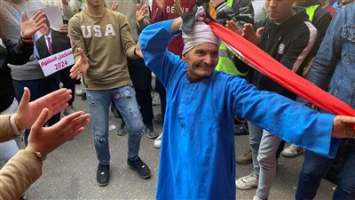 مسن يرقص بعلم مصر في ثاني أيام انتخابات الرئاسة ٢٠٢٤