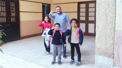 الأطفال يتصدرون المشهد مع أهلهم في ثاني أيام الانتخابات الرئاسية.. صور