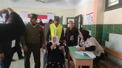 أمن الشرقية يساعد المسنين للإدلاء بأصواتهم في الانتخابات الرئاسية