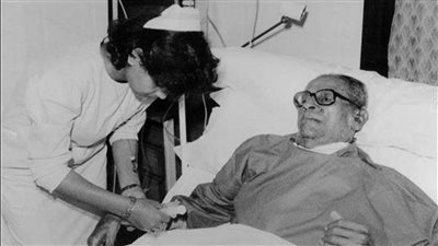 في ذكرى ميلاده.. قصة محاولة اغتيال نجيب محفوظ واتهامه بالإلحاد (تفاصيل)