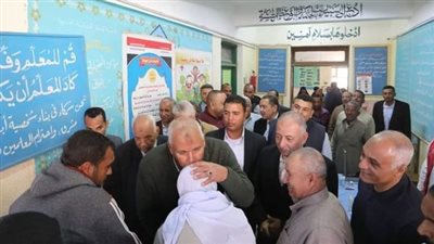 محافظ الوادي الجديد يقبل رؤوس كبار السن لمشاركتهم في عملية الانتخابات الرئاسية