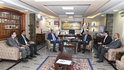 محافظ الفيوم يتابع مع رئيس اللجنة العامة للانتخابات انتظام عمليات التصويت باللجان