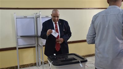 رئيس جامعة الأقصر يدلي بصوته في الانتخابات الرئاسية بلجنة عمار بن ياسر