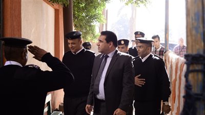 صور| مدير أمن الأقصر يتفقد الخدمات المكلفة بتأمين المقار الانتخابية بإسنا